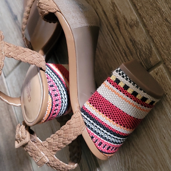 Crown Vintage Heels 9.5 - Picture 3 of 7